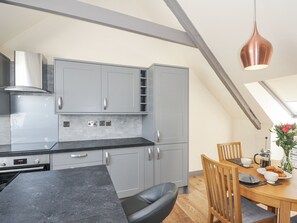 Dishwasher, cookware/dishes/utensils - Beach Retreat (Looe)