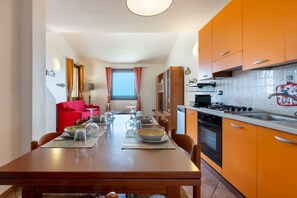 Réfrigérateur, four à micro-ondes, lave-vaisselle, grille-pain