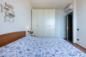 3 makuuhuonetta, silitysrauta/-lauta, vauvan matkasänky