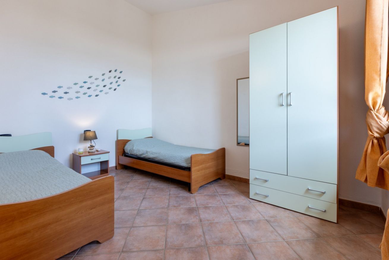 3 chambres, fer et planche à repasser, lit de bébé portatif