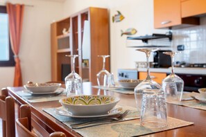 Kühlschrank, Mikrowelle, Geschirrspüler, Toaster