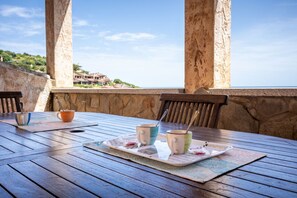 تناول الطعام بالخارج