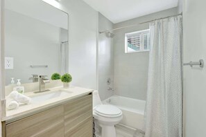 Douche, sèche-cheveux, serviettes fournies