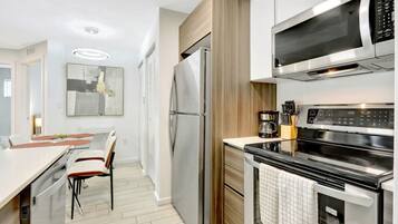 Microondas, horno, parrilla de estufa y lavavajillas