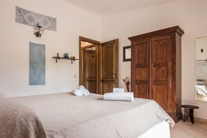 2 habitaciones y tabla de planchar con plancha 
