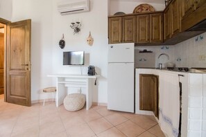 Réfrigérateur, micro-ondes, plaque de cuisson, distributeur de glaçons