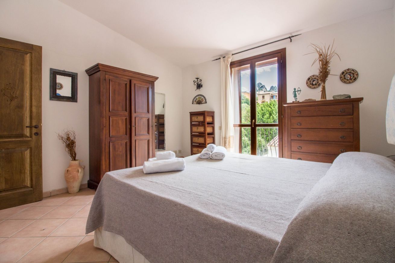 2 habitaciones y tabla de planchar con plancha 