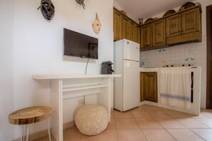 Refrigerador, microondas, parrilla de estufa y máquina de hielo 