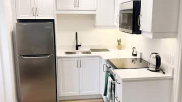 Een koelkast, een microgolfoven, een oven, een kookplaat