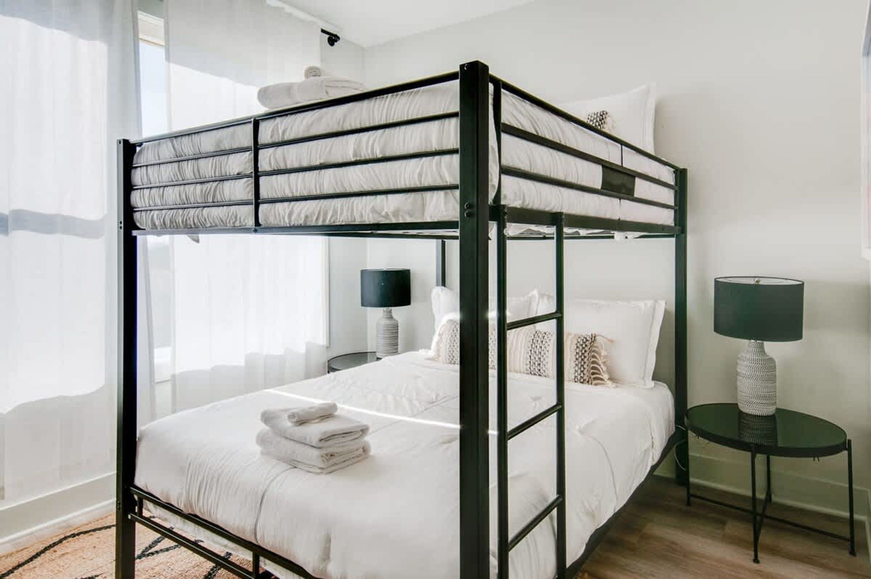 Casa | 4 habitaciones, escritorio y internet 