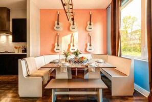 House | 4 bedrooms, Internet - Elvis-themed 13 Beds Rooftop City Views (Nashville)