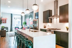House | 4 bedrooms, Internet - Elvis-themed 13 Beds Rooftop City Views (Nashville)
