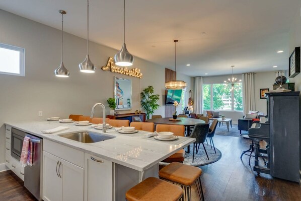 4 bedrooms, desk, Internet - Nashvegas 13 Beds Rooftop Views Mins to Broadway (Nashville)