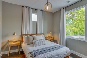 4 bedrooms, desk, Internet - Nashvegas 13 Beds Rooftop Views Mins to Broadway (Nashville)