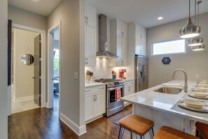 4 bedrooms, desk, Internet - Nashvegas 13 Beds Rooftop Views Mins to Broadway (Nashville)