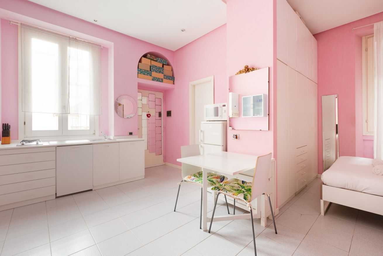 1 chambre, fer et planche à repasser