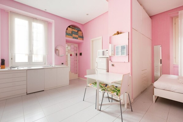 1 habitación y tabla de planchar con plancha 