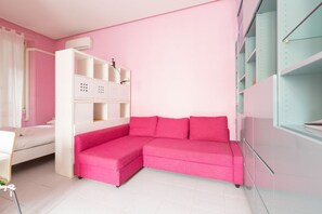 Interior - GuestHost - Island Cosy Pink Studio Apt (Milano)