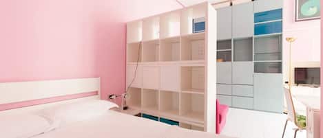 1 habitación y tabla de planchar con plancha