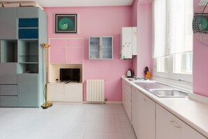 Réfrigérateur, four à micro-ondes, surface de cuisson