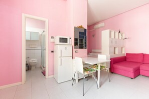 Interior - GuestHost - Island Cosy Pink Studio Apt (Milano)