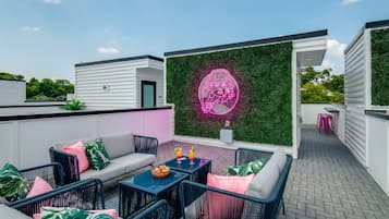 House | 8 bedrooms, desk, Internet