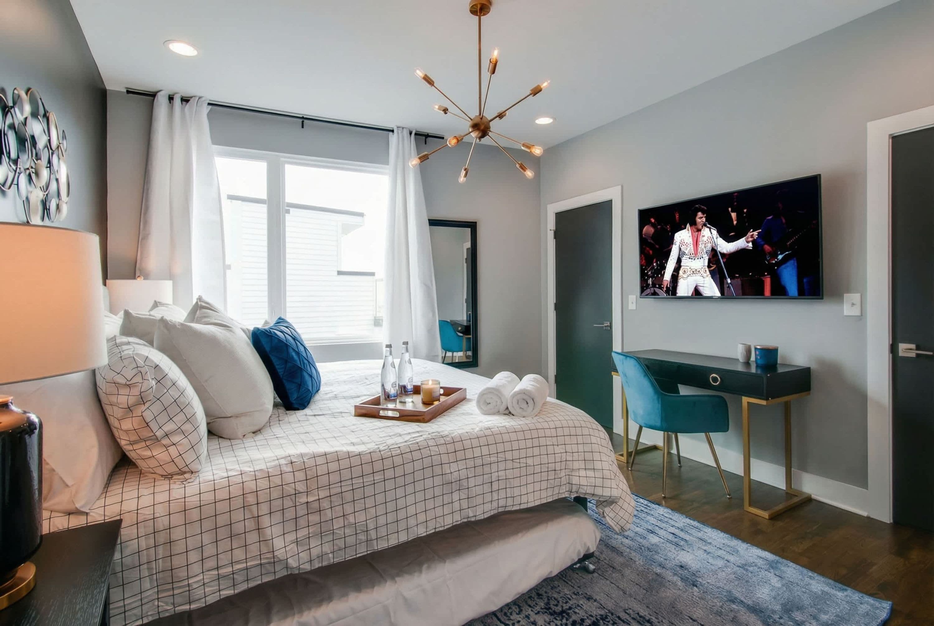 House | 8 bedrooms, desk, Internet