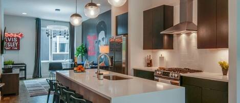 House | 8 bedrooms, desk, Internet