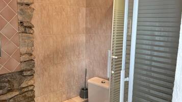 Douche, sèche-cheveux, serviettes fournies, savon