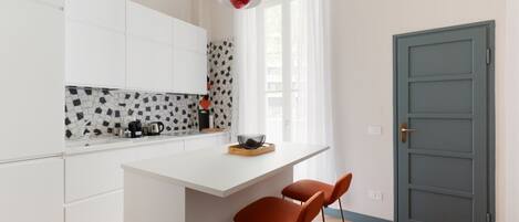 Fridge, oven, stovetop, electric kettle
