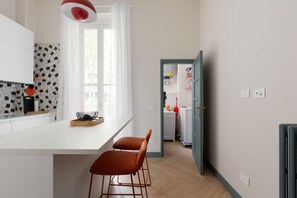 Kjøleskap, ovn, kokeplater og vannkoker