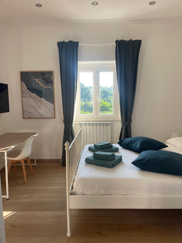 Iron/ironing board, WiFi, bed sheets