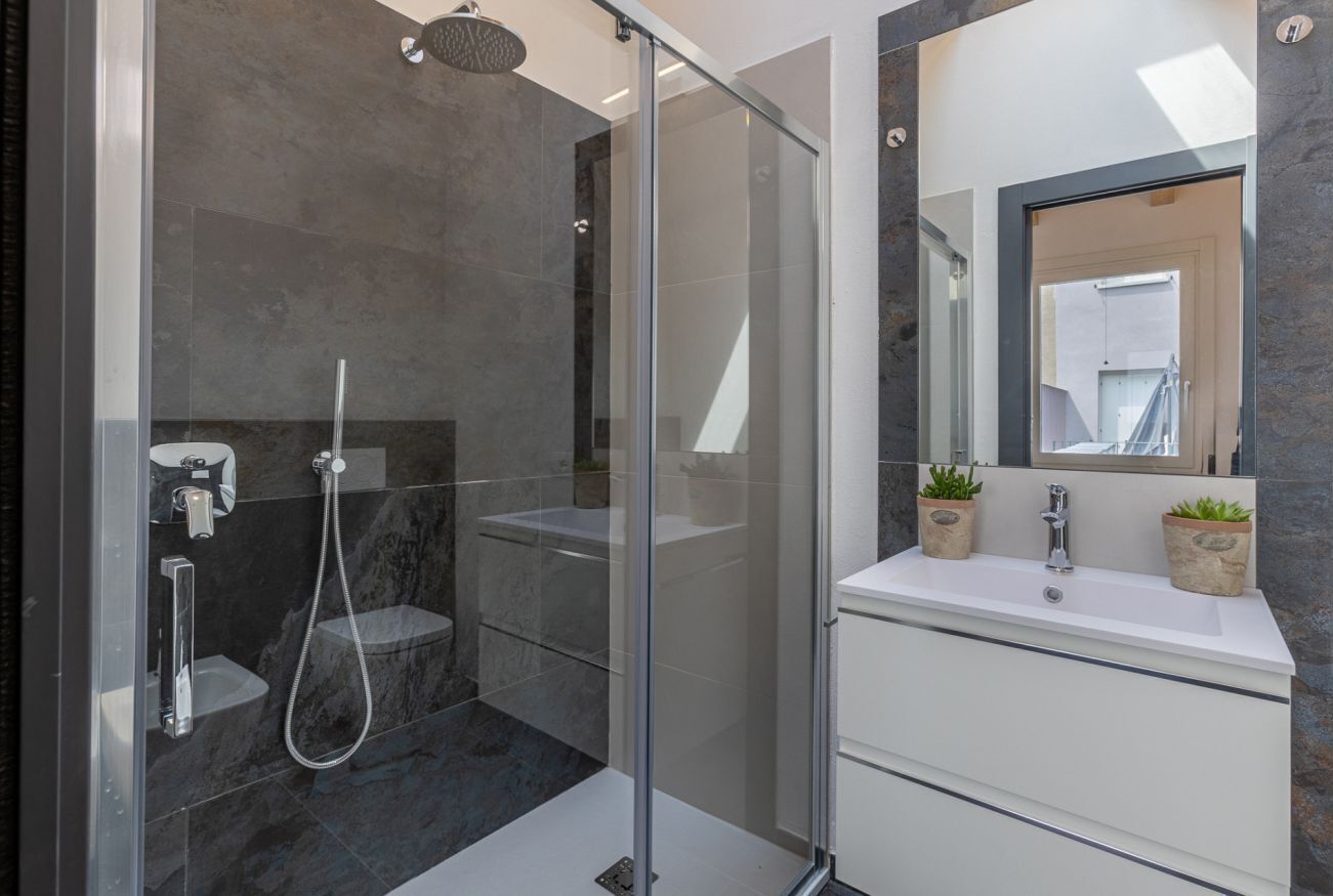 Shower, bidet, towels