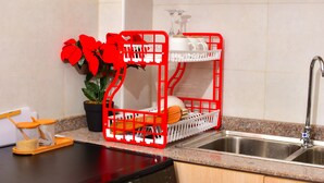A kitchen with a dish rack, a potted plant, and a dishwasher. - Luxe Nairobi Escape, Walk to Swahili Eats & Mall & 15 minutes drive to Park. (Nairobi)