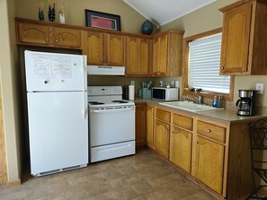 Refrigerador, microondas, horno y parrilla de estufa