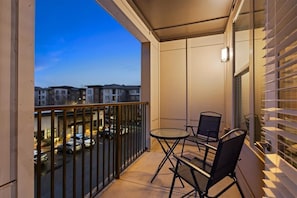 Property grounds - Luxe King 3 Bedroom Suite in North Raleigh! (Raleigh)