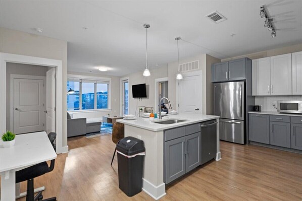 Fridge, microwave, stovetop, dishwasher - Luxe King 3 Bedroom Suite in North Raleigh! (Raleigh)
