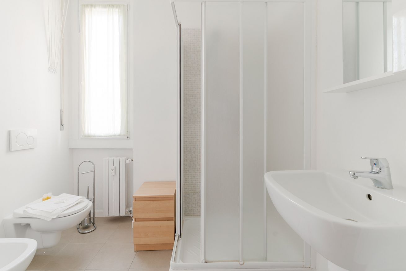 Douche, sèche-cheveux, bidet, serviettes fournies