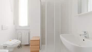 Douche, sĂšche-cheveux, bidet, serviettes fournies