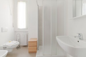 Een douche, een haardroger, een bidet, handdoeken