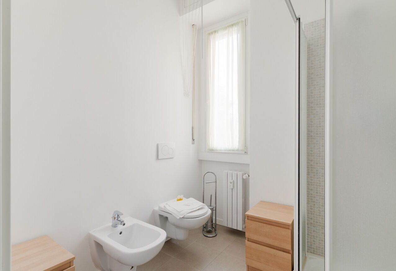 Douche, sèche-cheveux, bidet, serviettes fournies