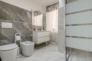 Douche, bidet, serviettes fournies