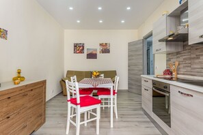 Micro-ondes, grille-pain, distributeur de glaçons