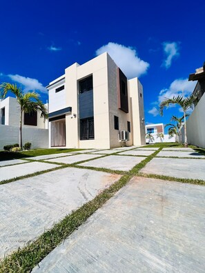 Exterior - Modern 3-bedroom villa WiFi -Private pool - Private yard- BBQ- in Punta Cana (Punta Cana)