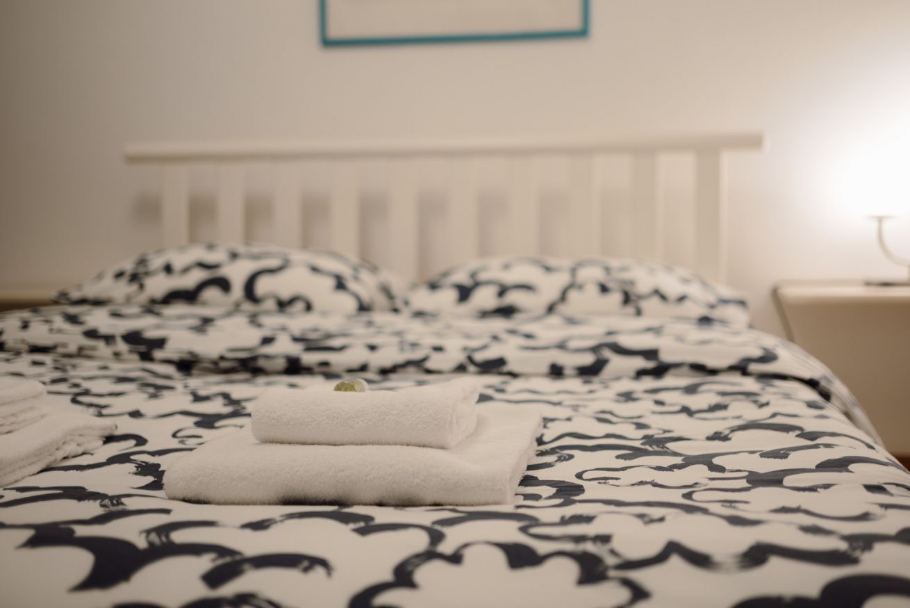 1 dormitorio y tabla de planchar con plancha