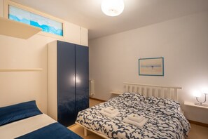 1 soverom og strykejern/-brett