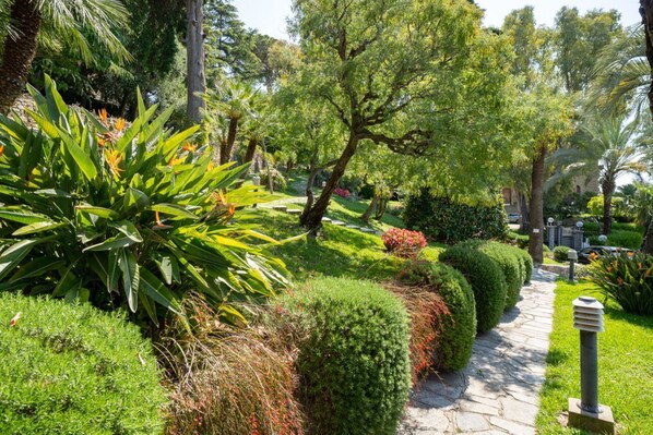 المنطقة المحيطة بالمنشأة