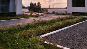 A modern building with a view of a sunset sky. - Studio apartment in Nairobi, close to JKIA airport and SGR, WiFi, pool & gym (Nairobi)