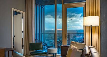 Luxury Rainey St Condo • Rooftop Pool & Balcony