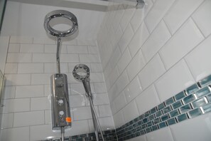 Chuveiro, secador de cabelo, toalhas de banho, sabonete